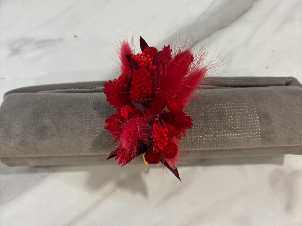 Bracelet rouge en tissu de la marque Rêves En Fleurs visible sur l'image IMG_0753.jpg.