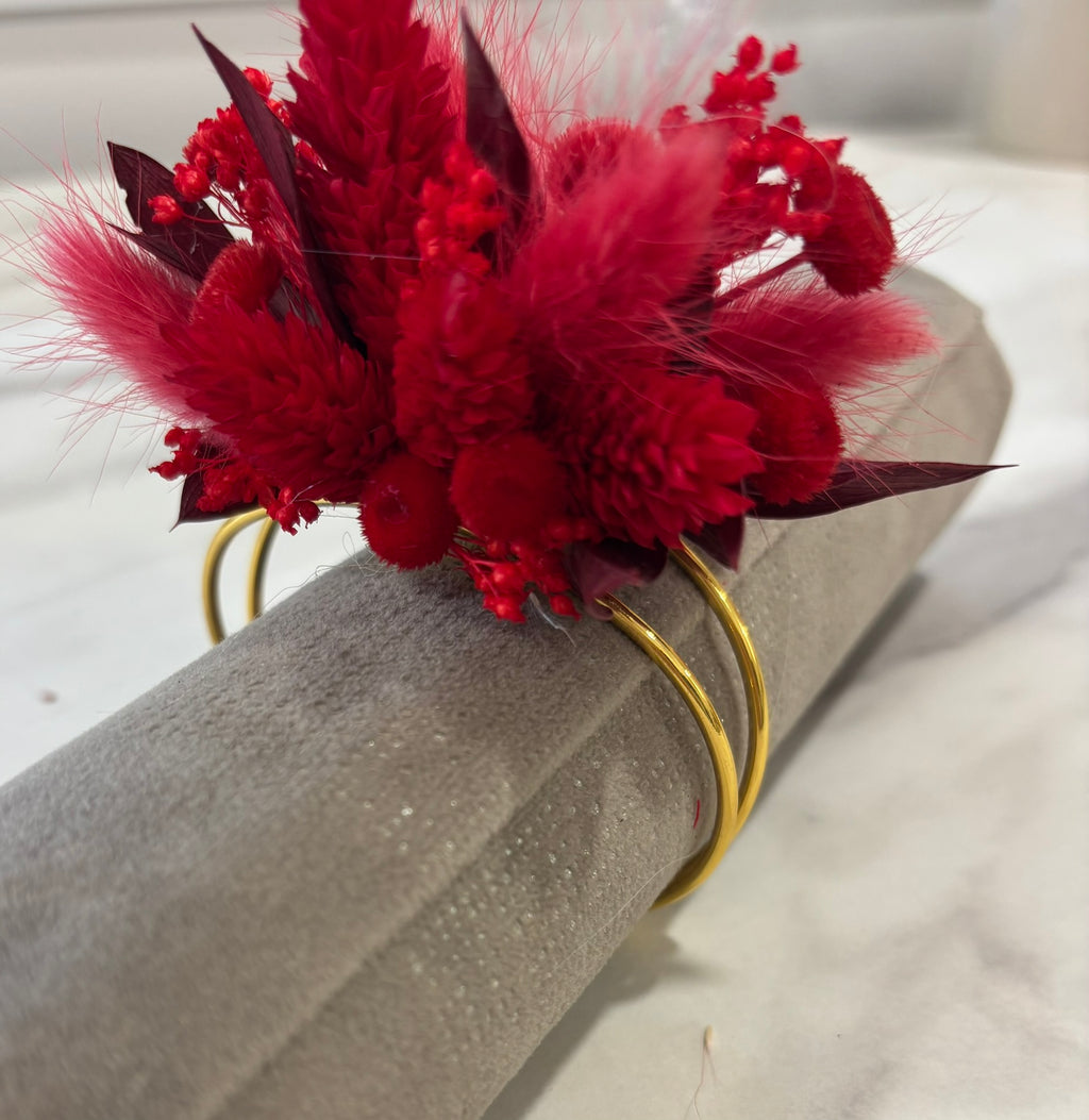 Bracelet rouge en tissu de la marque Rêves En Fleurs, porté sur le poignet avec détails visibles.