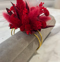 Bracelet rouge en tissu de la marque Rêves En Fleurs, porté sur le poignet avec détails visibles.