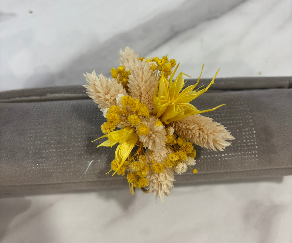 Bracelet Rêves En Fleurs jaune et blanc avec perles et motifs floraux, porté au poignet, vue de face.