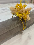 Bracelet Rêves En Fleurs jaune et blanc avec perles et motifs floraux, élégant accessoire pour le poignet.