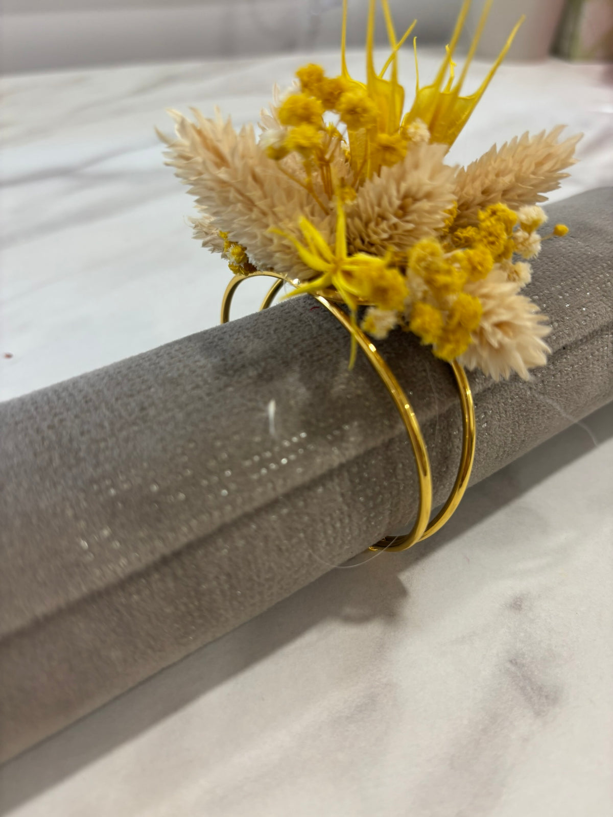 Bracelet Rêves En Fleurs jaune et blanc avec perles et motifs floraux, élégant accessoire pour le poignet.