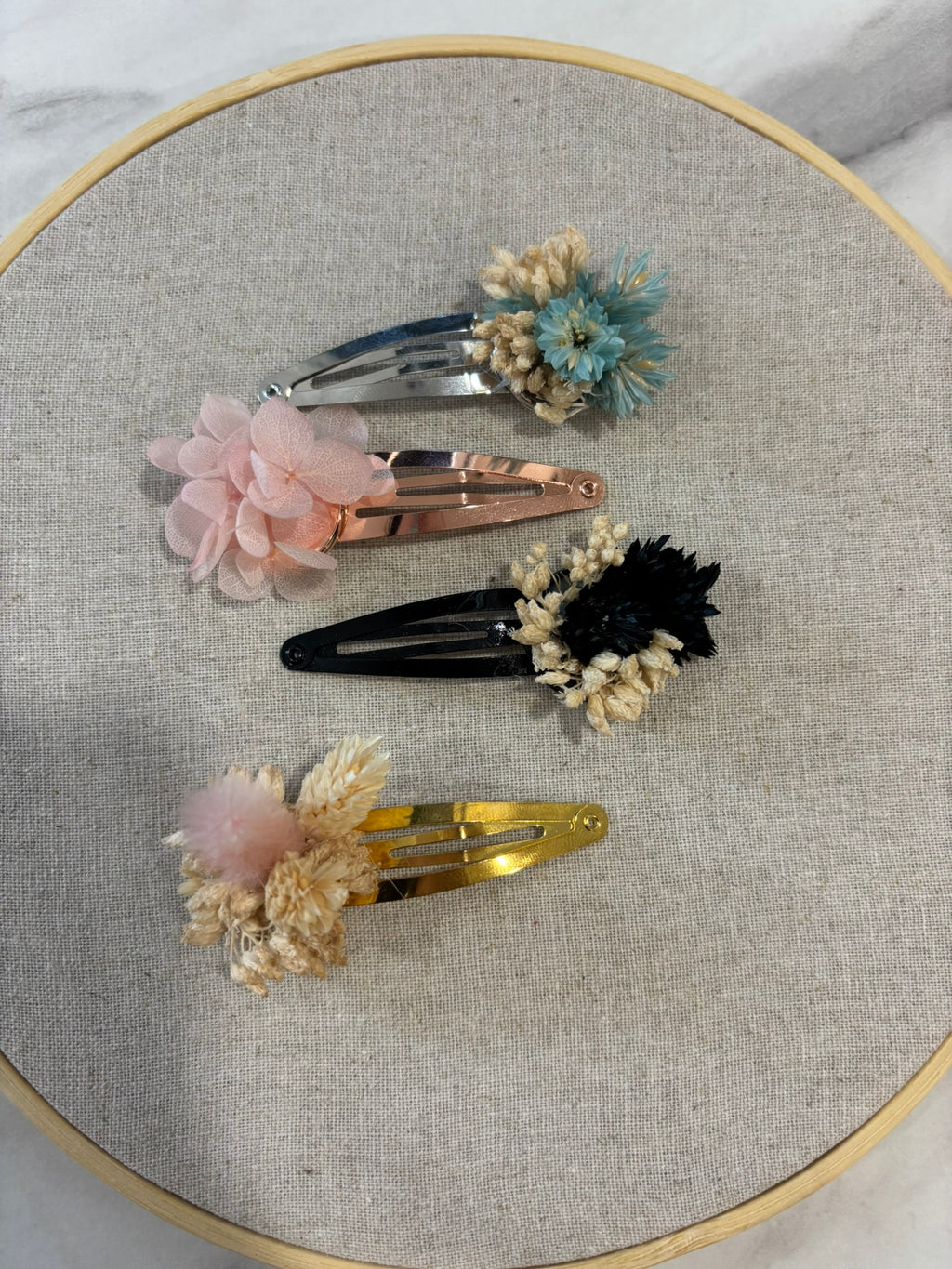 Barrette Rêves En Fleurs avec fleurs colorées en tissu, idéale pour coiffer les cheveux avec style et élégance.