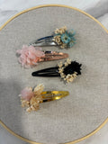 Barrette Rêves En Fleurs avec fleurs colorées en tissu, idéale pour coiffer les cheveux avec style et élégance.