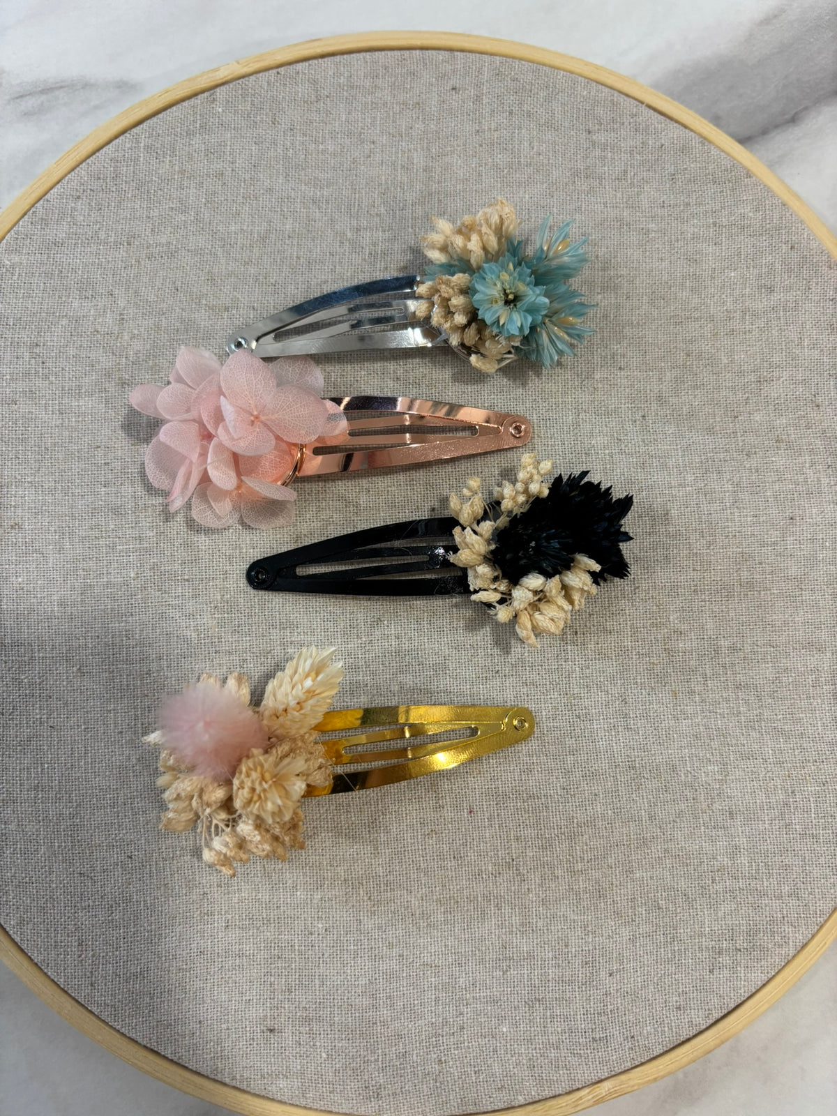 Barrette Rêves En Fleurs avec fleurs colorées en tissu, idéale pour coiffer les cheveux avec style et élégance.