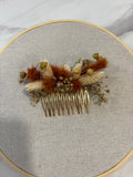 Peigne en terracotta Rêves En Fleurs, détails de la texture et forme du peigne pour cheveux naturels.