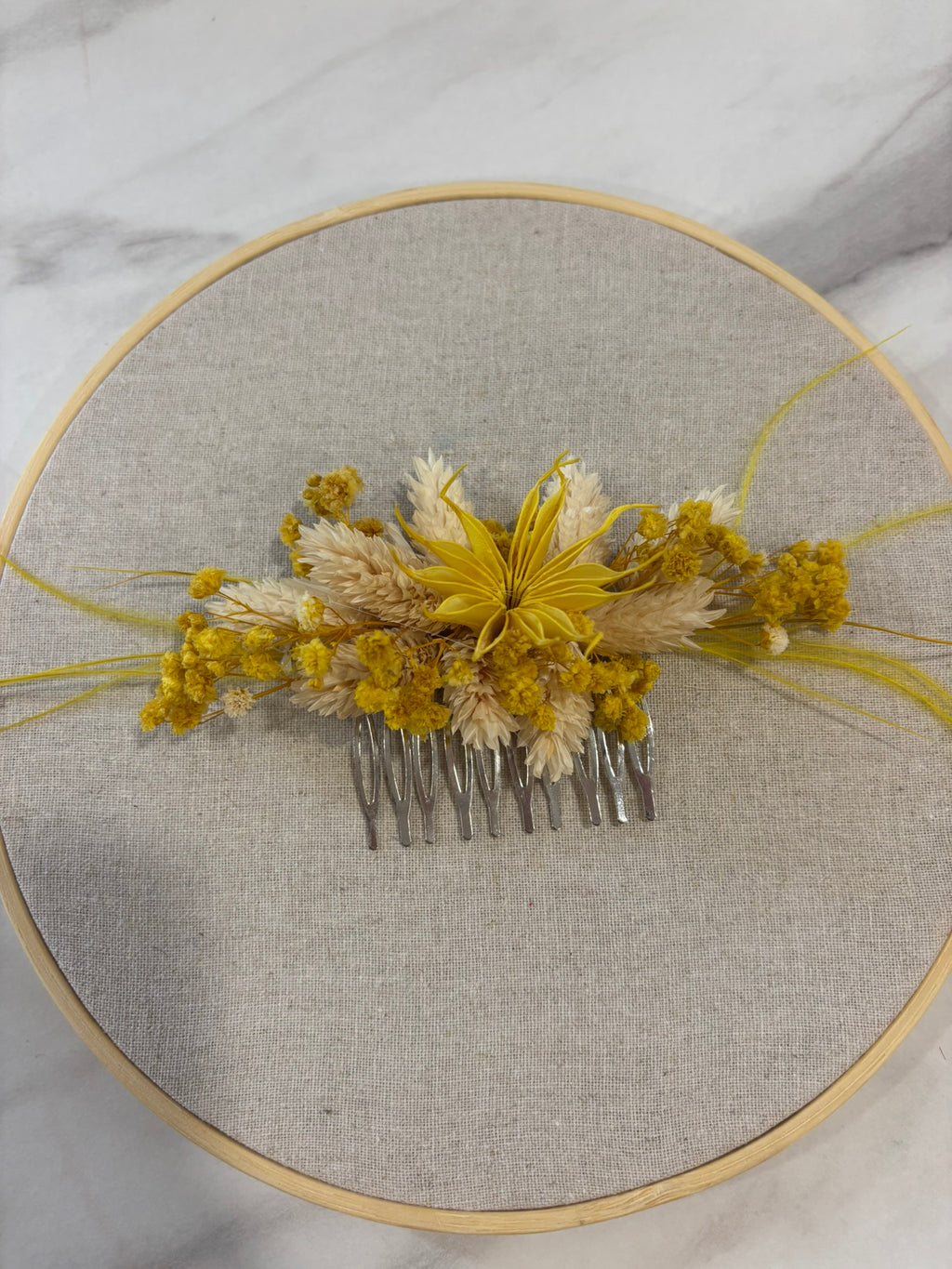 Peigne jaune et blanc Rêves En Fleurs, outil de coiffure avec dents fines pour démêler et styliser les cheveux.