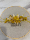 Peigne jaune et blanc Rêves En Fleurs, outil de coiffure avec dents fines pour démêler et styliser les cheveux.