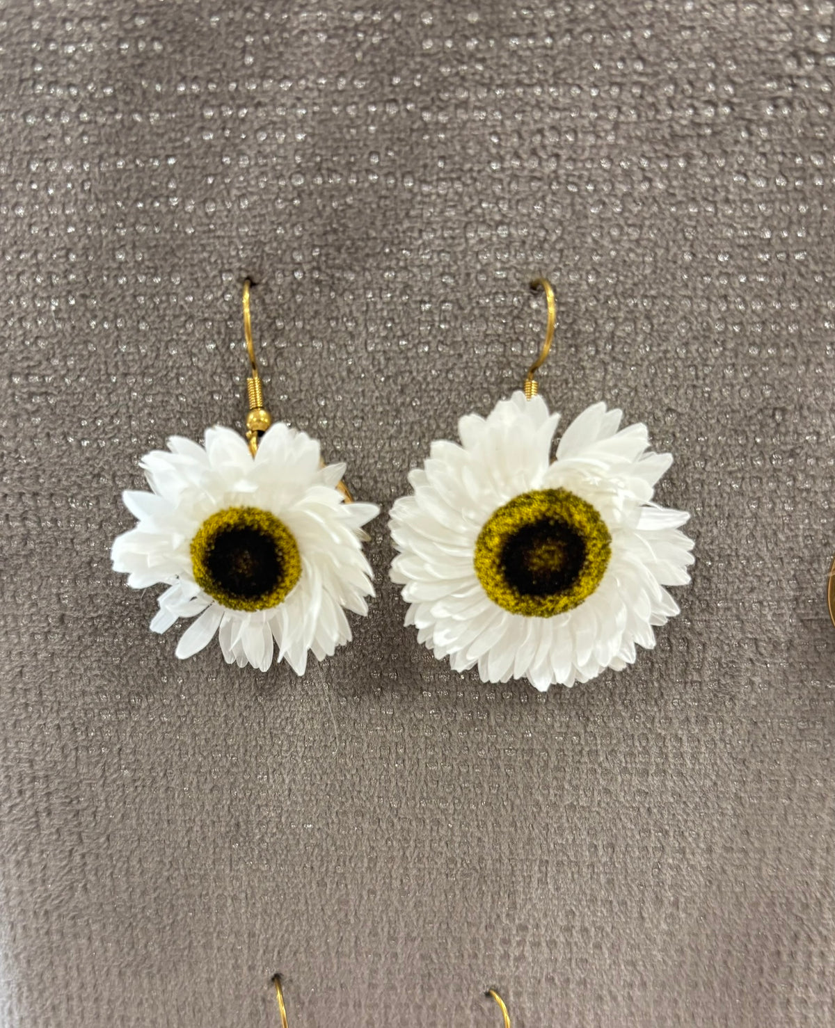 Boucles d'oreilles fleurs Rêves En Fleurs avec motifs floraux colorés et détails délicats, visibles en gros plan.
