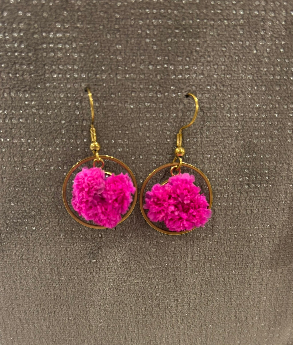 Boucles d'oreilles roses Rêves En Fleurs en métal avec pendentifs floraux, portée élégante et féminine.