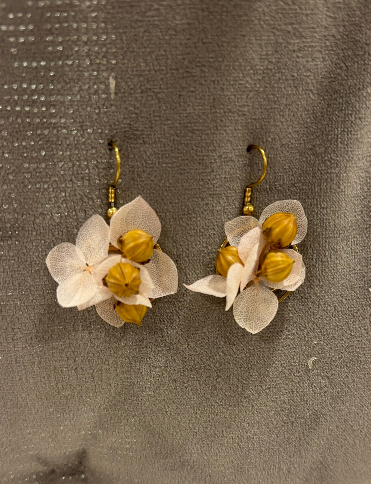 Boucles d'oreilles beige Rêves En Fleurs en forme élégante avec détails délicats, parfaites pour un style chic.