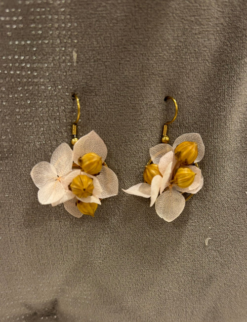 Boucles d'oreilles beige Rêves En Fleurs en forme élégante avec détails délicats, parfaites pour un style chic.