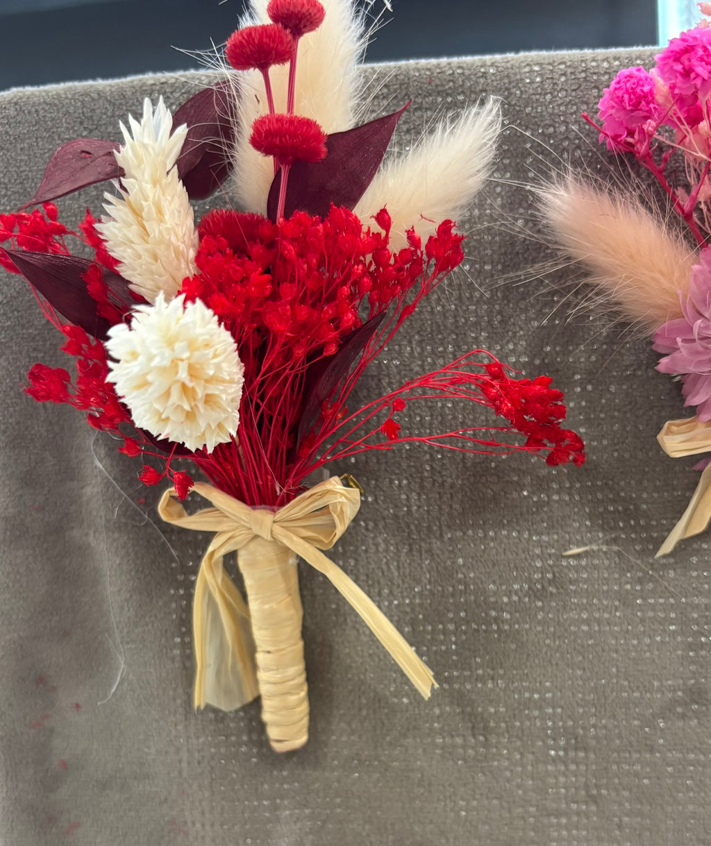 Boucle d'oreille Rêves En Fleurs avec boutonnière rouge et blanche pour un look élégant et floral.