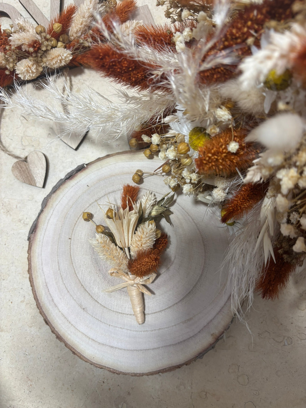 Boutonnière élégante de Rêves En Fleurs avec fleurs fraîches, parfaite pour mariage ou événement formel.