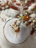 Boutonnière élégante de Rêves En Fleurs avec fleurs fraîches, parfaite pour mariage ou événement formel.