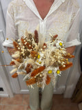 Bouquet de mariée élégant avec fleurs blanches et vertes, créé par Rêves En Fleurs, prêt pour un mariage.