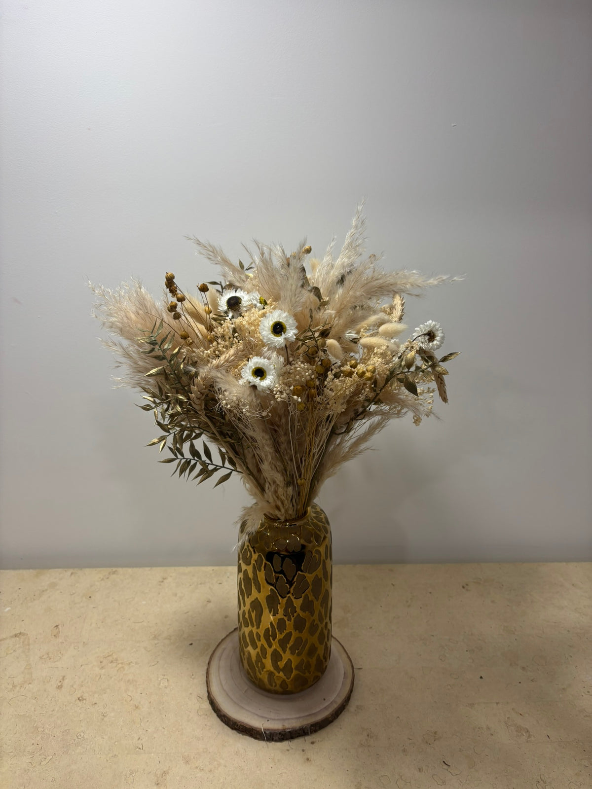 Bouquet sur mesure de fleurs colorées par Rêves En Fleurs, avec différentes fleurs élégantes et fraîches.