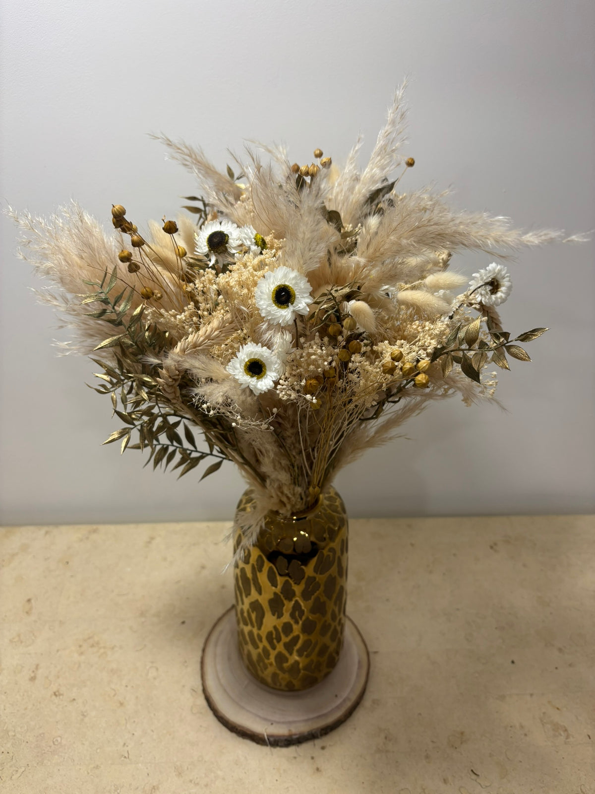 Bouquet sur mesure de Rêves En Fleurs avec fleurs colorées et feuillage, présenté dans une composition élégante.