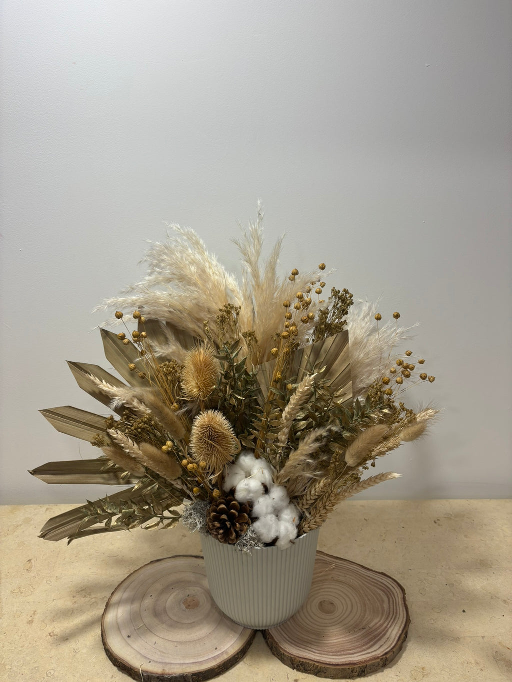 Composition en hauteur automnale de Rêves En Fleurs avec des fleurs et feuillage colorés, idéale pour décoration d'automne.