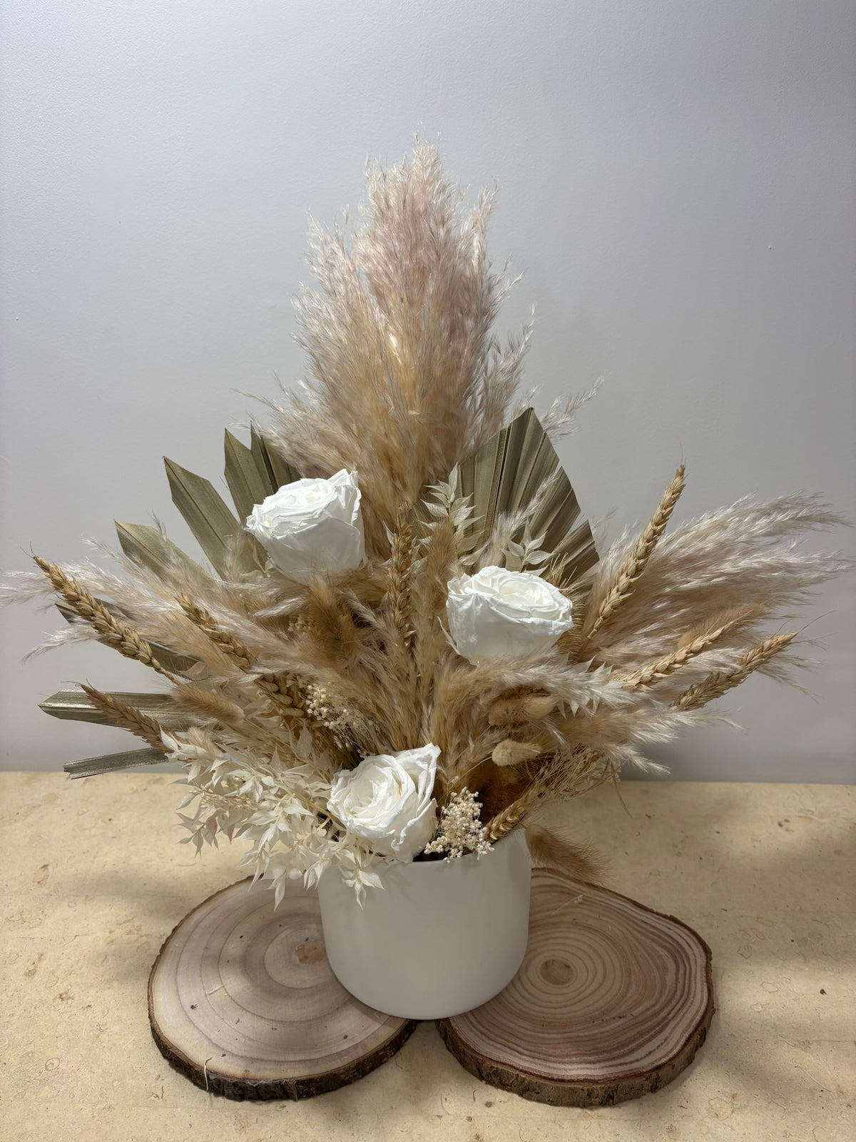 Composition en hauteur de Rêves En Fleurs avec des fleurs colorées et des plantes vertes dans un arrangement élégant.