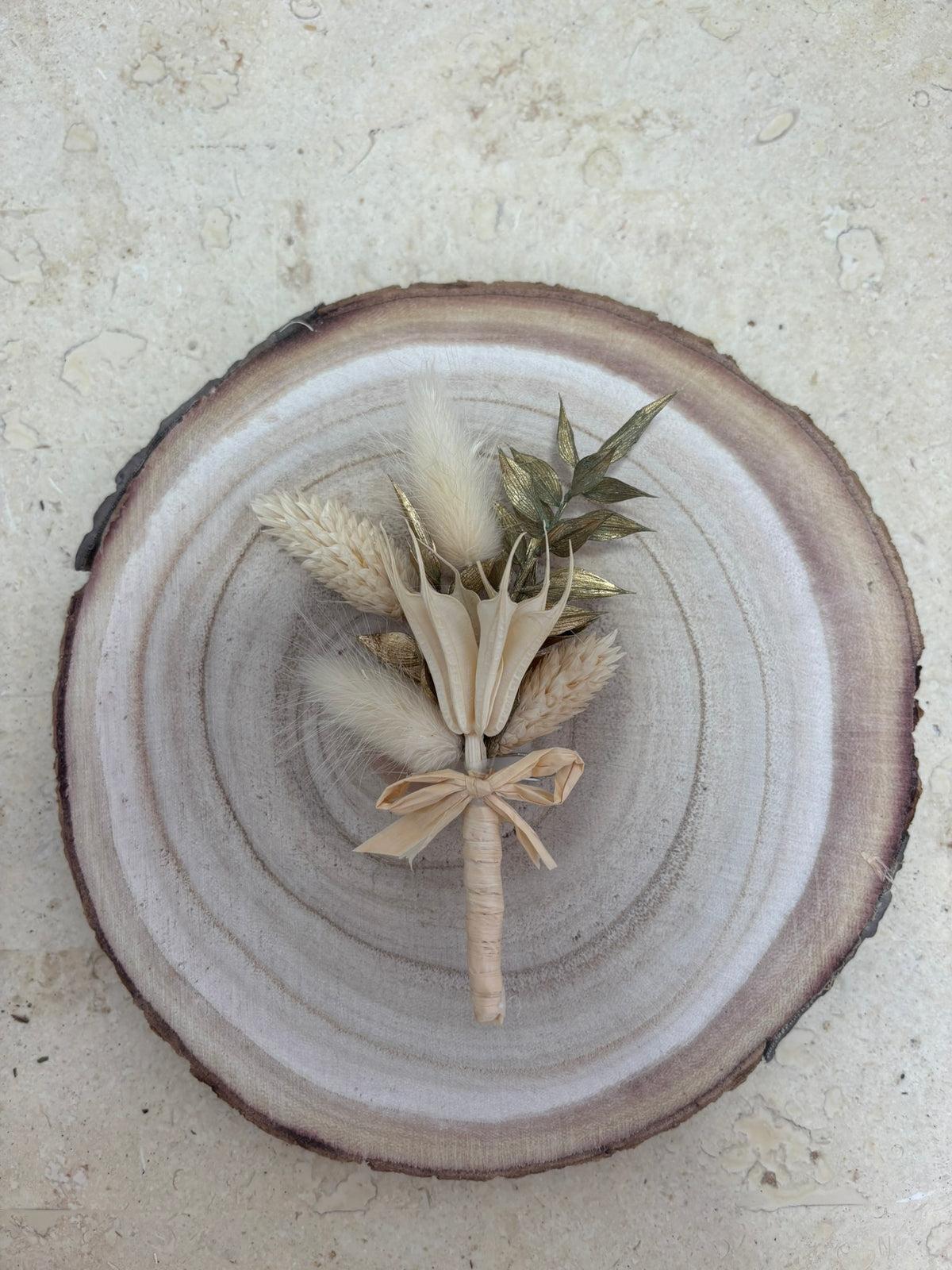 Boutonnière blanche Rêves En Fleurs avec fleurs fraîches, parfait pour mariage ou occasion spéciale, vue de face.