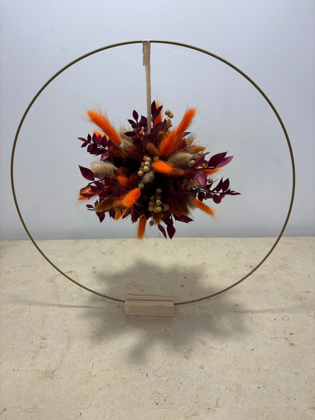 Boule automnale Rêves En Fleurs en décoration avec des couleurs chaudes et des éléments floraux.