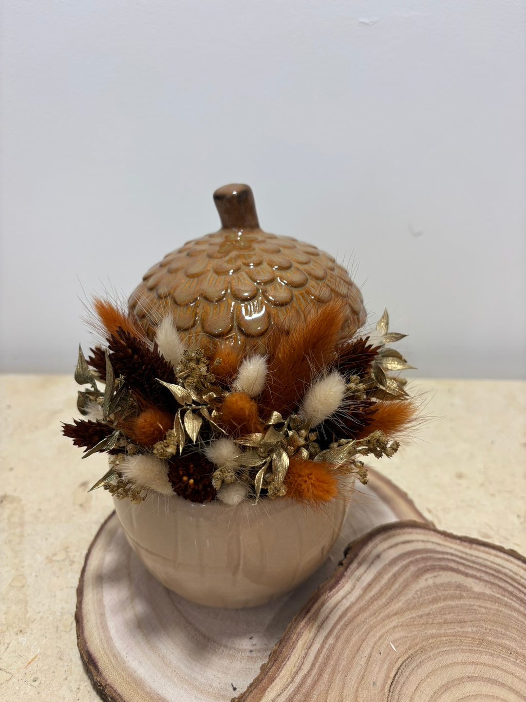 Glande automnale de la marque Rêves En Fleurs, montrée en gros plan avec détails de la texture et de la forme naturelle.