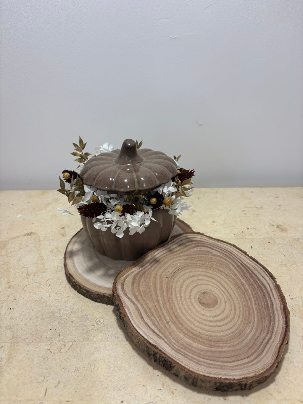Citrouille automnale de la marque Rêves En Fleurs, décor de saison avec une peau orange et une forme ronde.