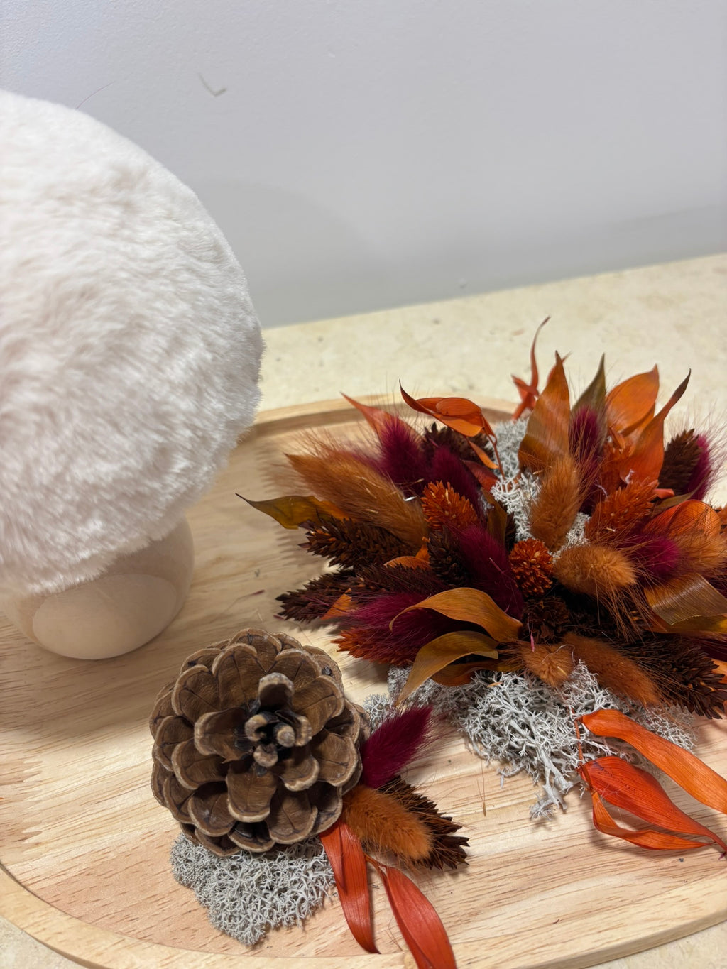 Centre de table automnal Rêves En Fleurs avec fleurs et décorations naturelles pour décoration de saison.