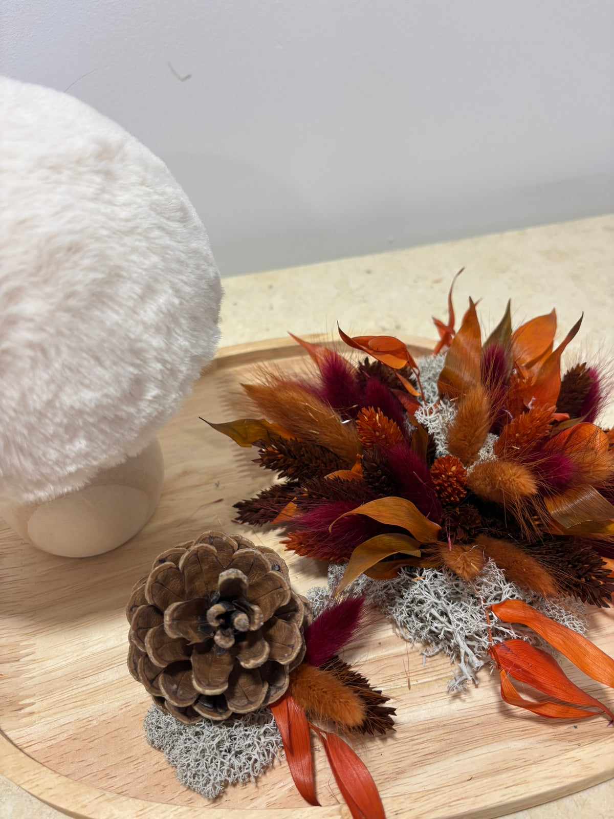 Centre de table automnal Rêves En Fleurs avec fleurs et décorations naturelles pour décoration de saison.