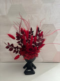 Composition de fleurs rouges de la marque Rêves En Fleurs, mettant en valeur une élégante fleur rouge.