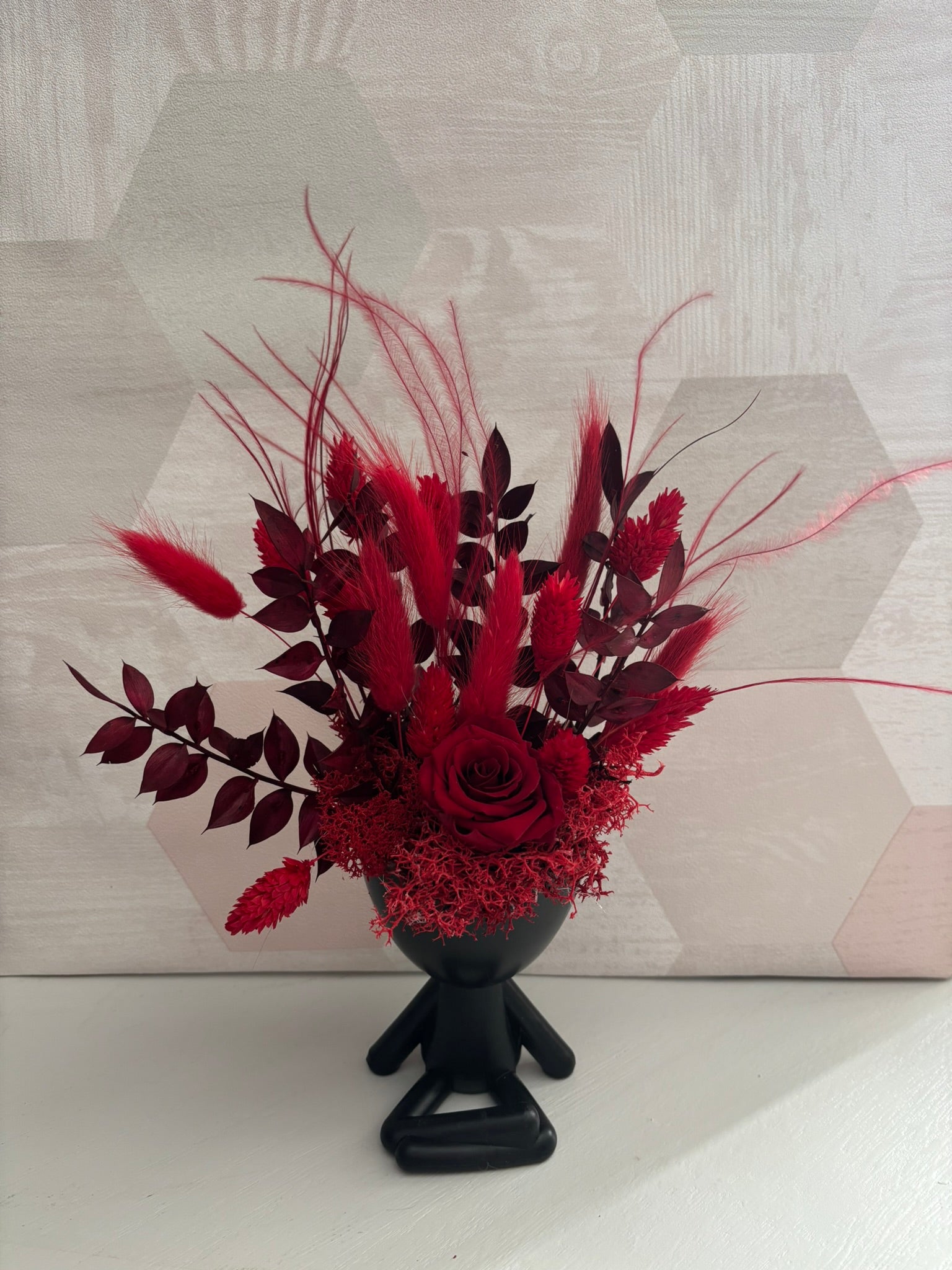 Composition de fleurs rouges de la marque Rêves En Fleurs, mettant en valeur une élégante fleur rouge.