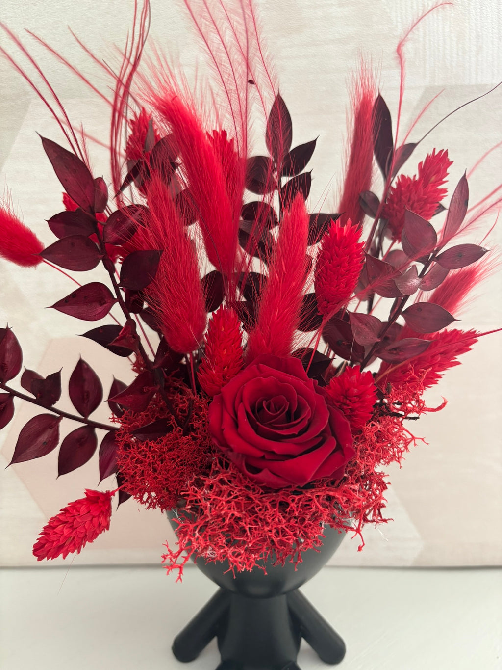 Composition de fleurs rouges de la marque Rêves En Fleurs, mettant en valeur une belle fleur rouge dans une arrangement élégant.