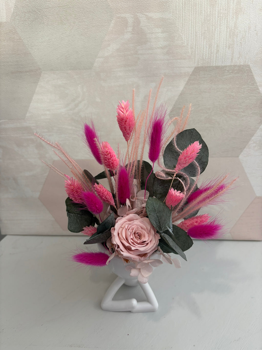 Composition de fleurs fuchsia par Rêves En Fleurs, montrant des fleurs éclatantes et colorées dans une arrangement floral.